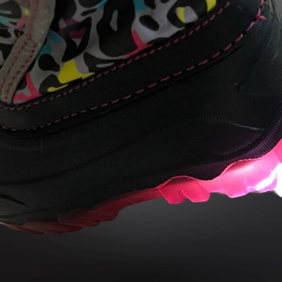 Toddler Members Mark MM Gray Heart Print Light Up Snow Boots Size 7/8 - Picture 2 of 9